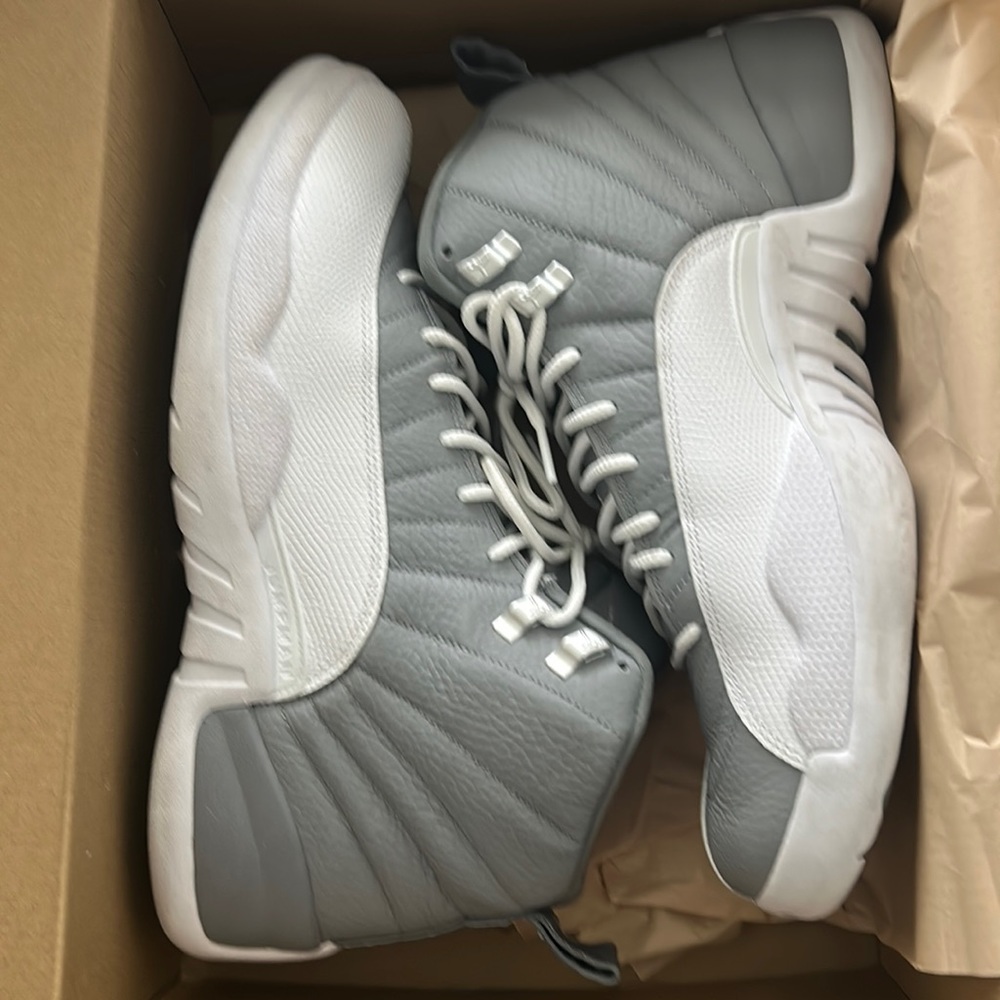 Air Jordan 12 retro grey size 12
